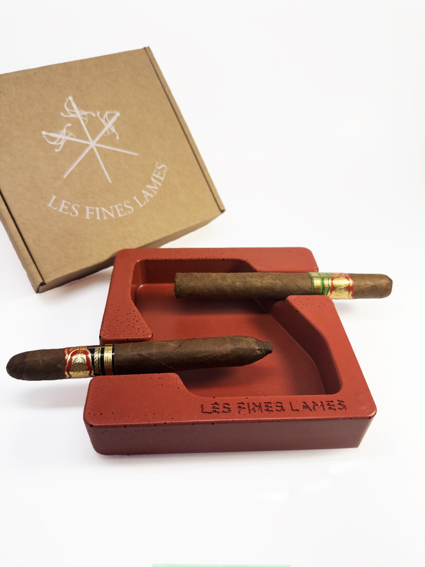 LES FINES LAMES - DYAD - Concrete Cigar Ashtray - Red